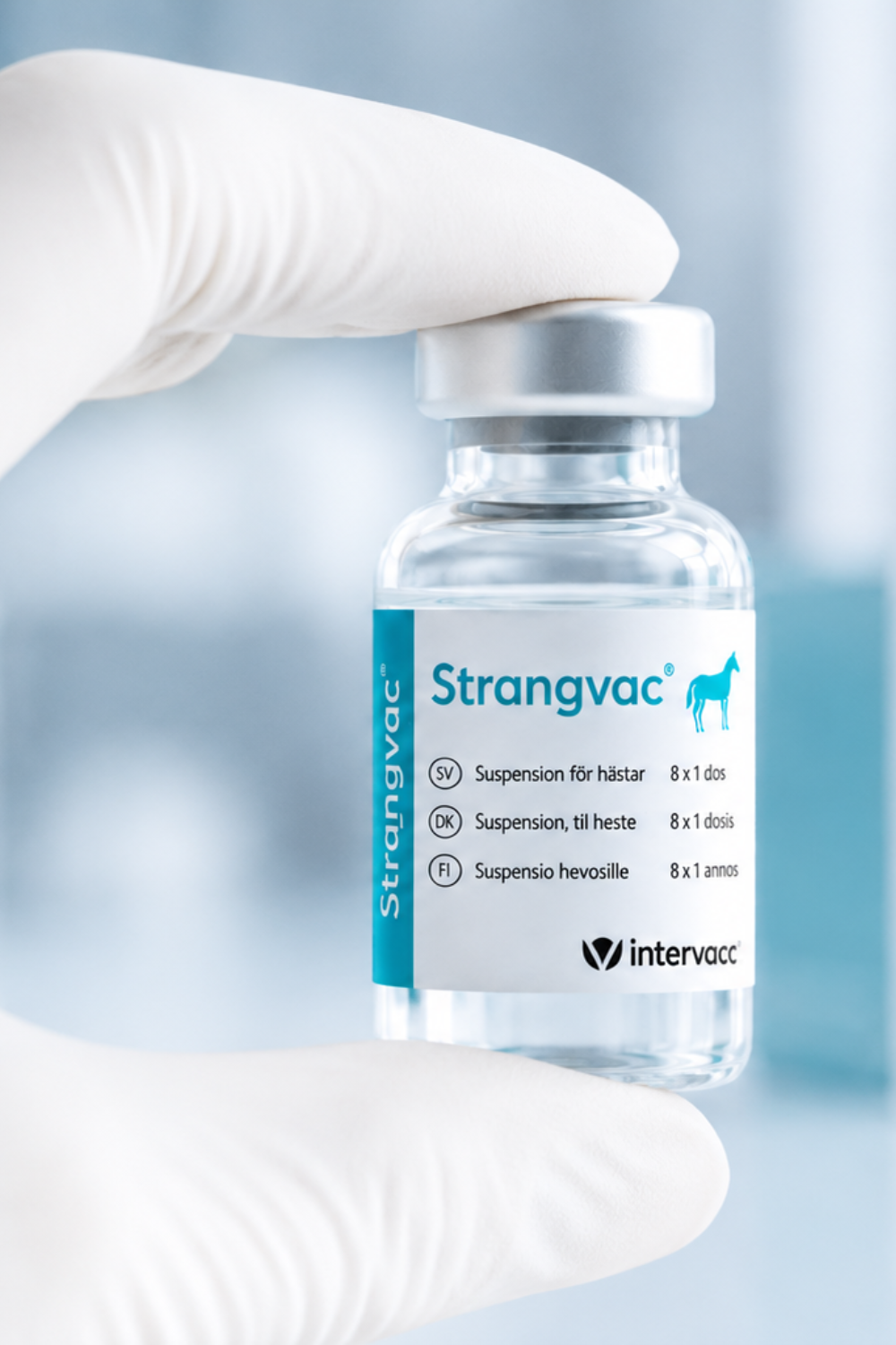 Strangvac En hand håller i en medicinflaska